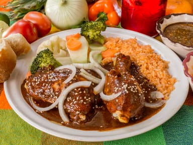 Mole con Pollo + Agua Fresca del dia 1 lt