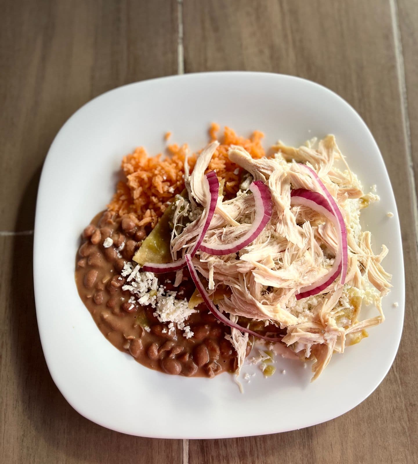 CHILAQUILES VERDES CON POLLO