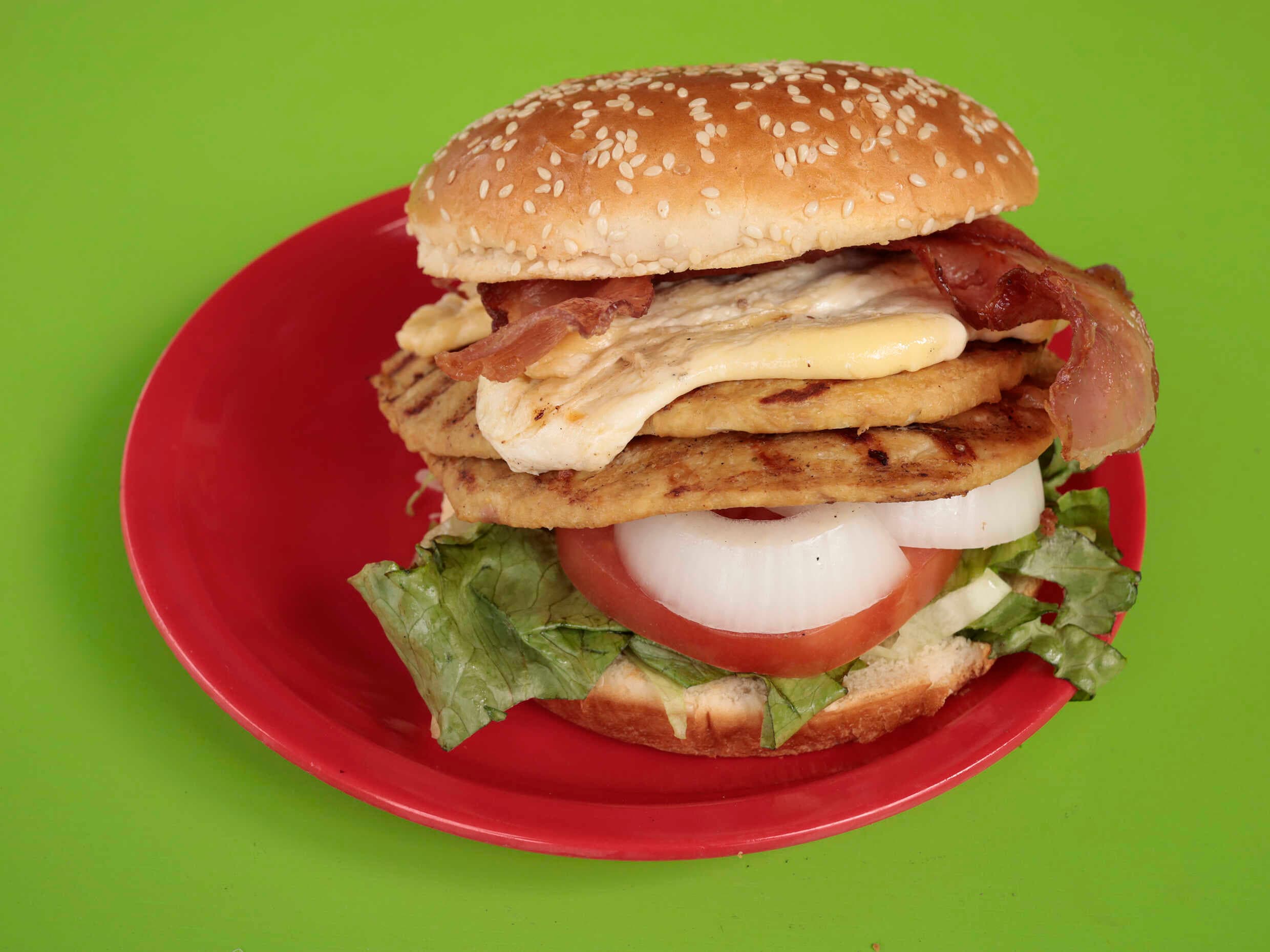Hamburguesa Suiza Suprema Tocino de Pollo