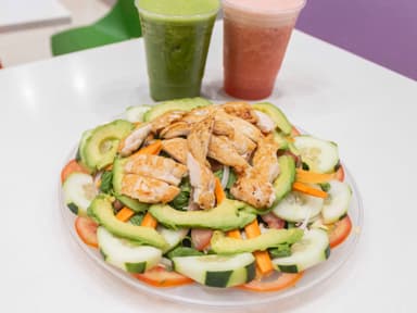 Ensalada de Hipo Pollo (Pechuga Marinada y Queso).
