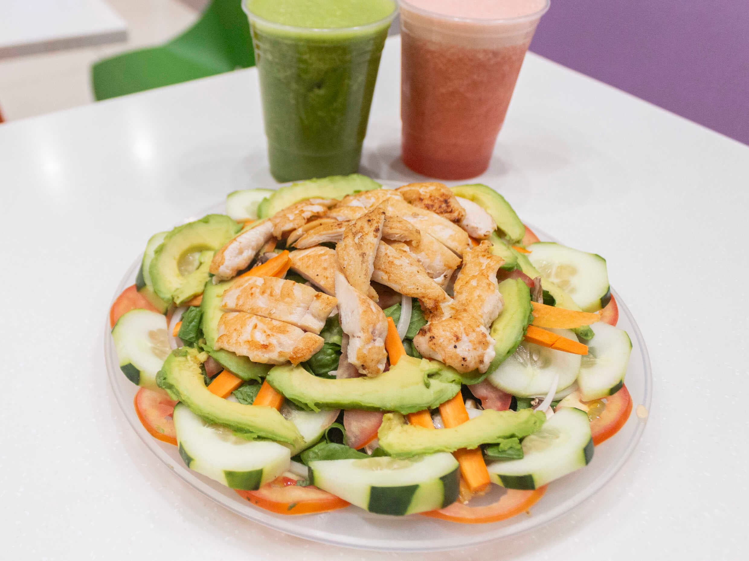 Ensalada de Hipo Pollo (Pechuga Marinada y Queso).