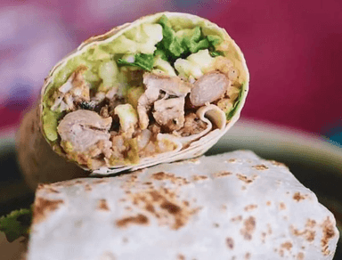 Burrito Mediano + Piquitos + Refresco Natural12 oz