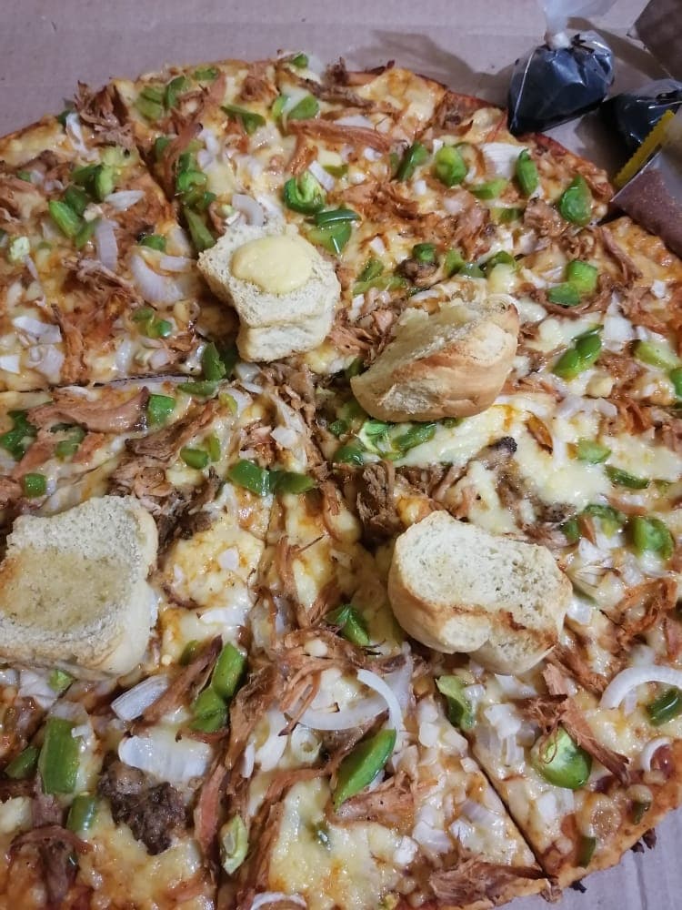 1 Pizza Grande de Pierna 2 Ingredientes y Refresco