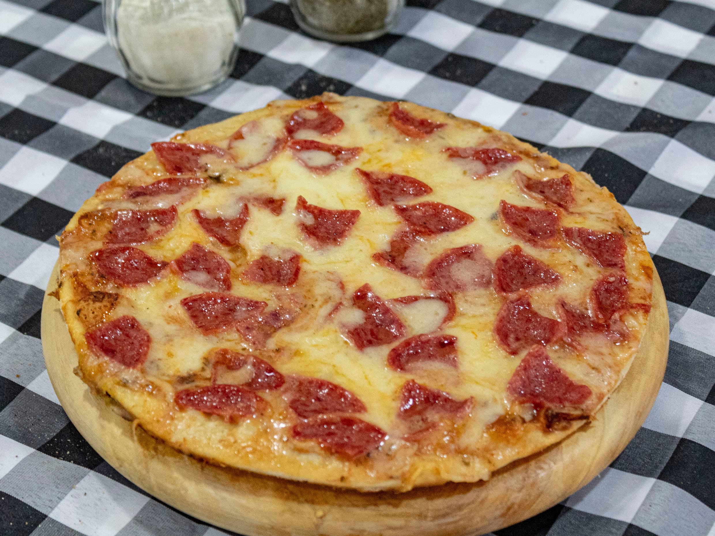 Pizza Personal con Salami 24 cms 6 Porciones