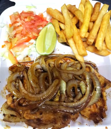 Filet de Pollo con Papas y Ensalada