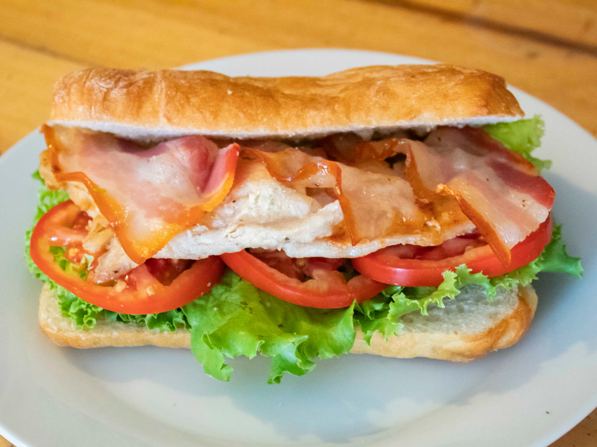 Sándwich de Pollo con Tocino
