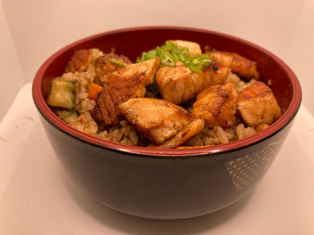 Yakimeshi de Salmón
