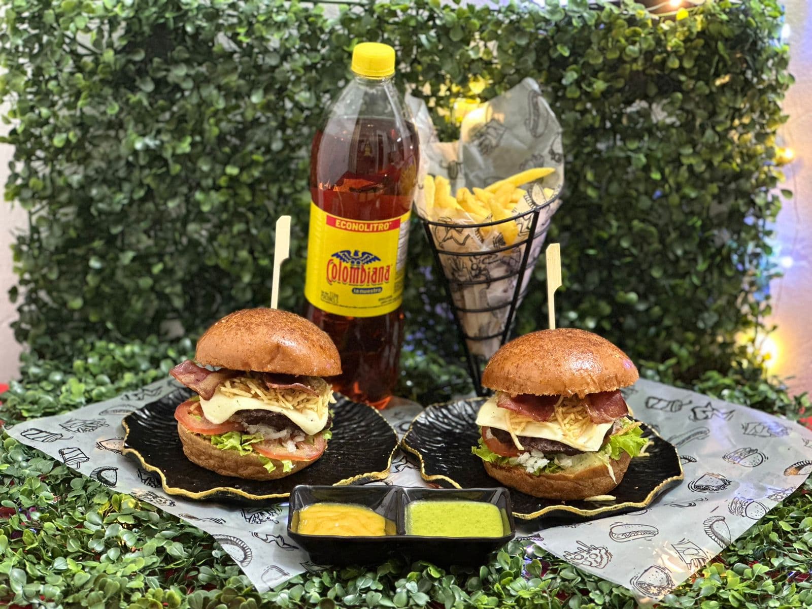 2 Hamburguesas Especiales + Papas + Econolitro