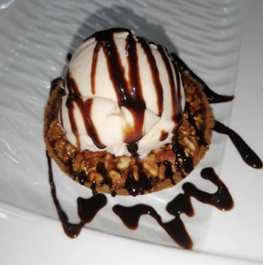 Pay de nuez con helado