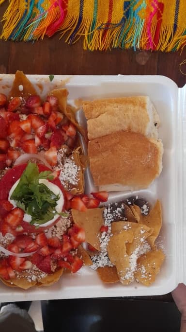 Chilaquiles Xiricuicho en Salsa de Fresa con Pollo