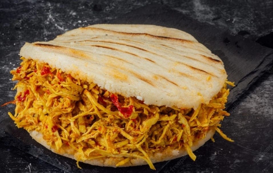 Arepa con Pollo Desmechado