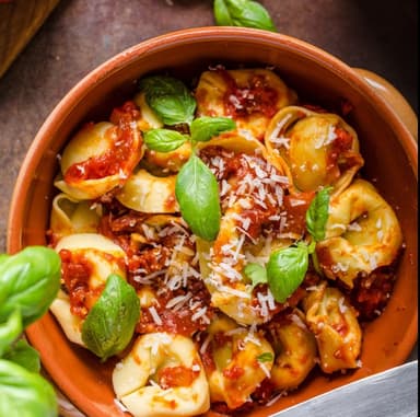 TORTELLONI DE CARNE EN SALSA DE TOMATE