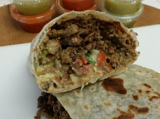 2 Burros de Asada + Agua de 1 Litro.