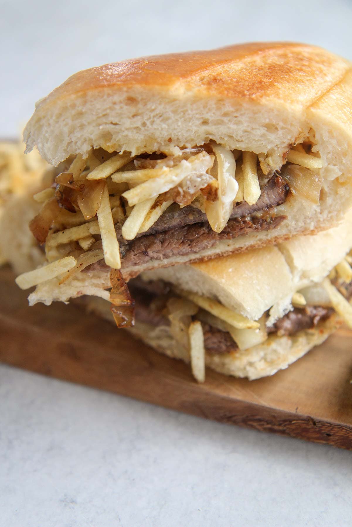 Club sandwich de bistec con papas