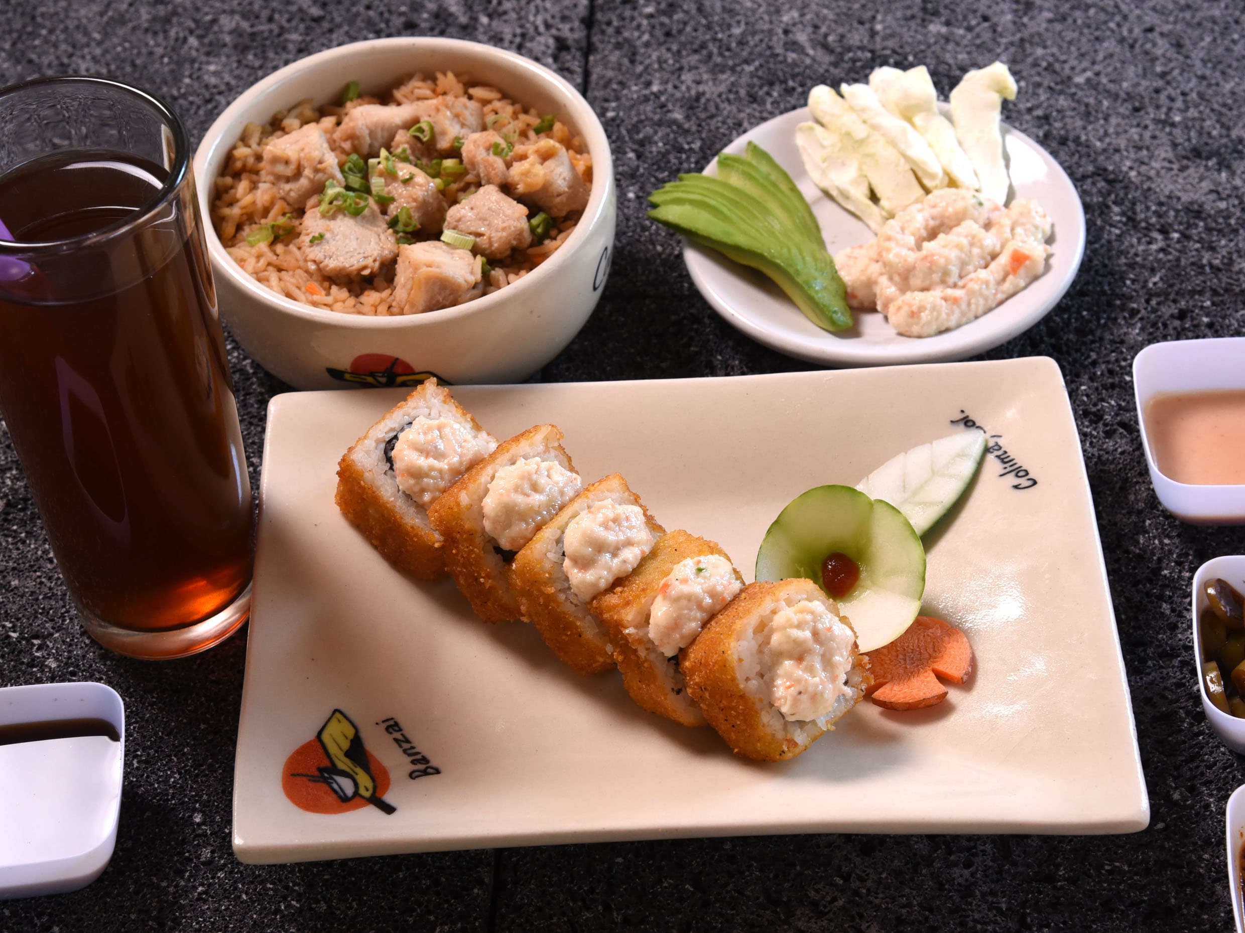 Combo 1/2 Sushi + Yakimeshi de Pollo Especial + Té