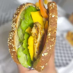 Sándwich Pechuga + Agua Fresca de Pepino