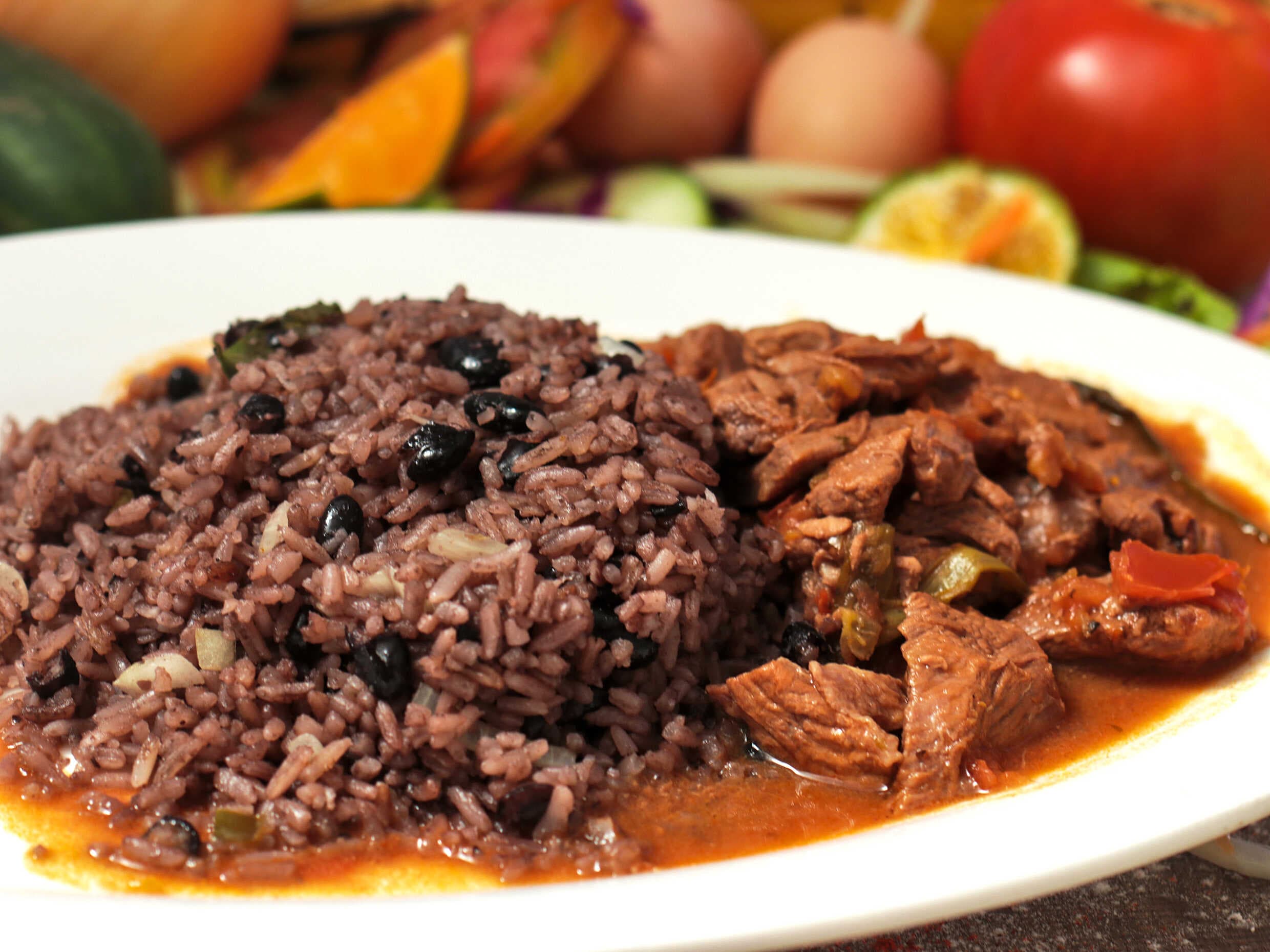 Gallo Pinto con Carne en Salsa