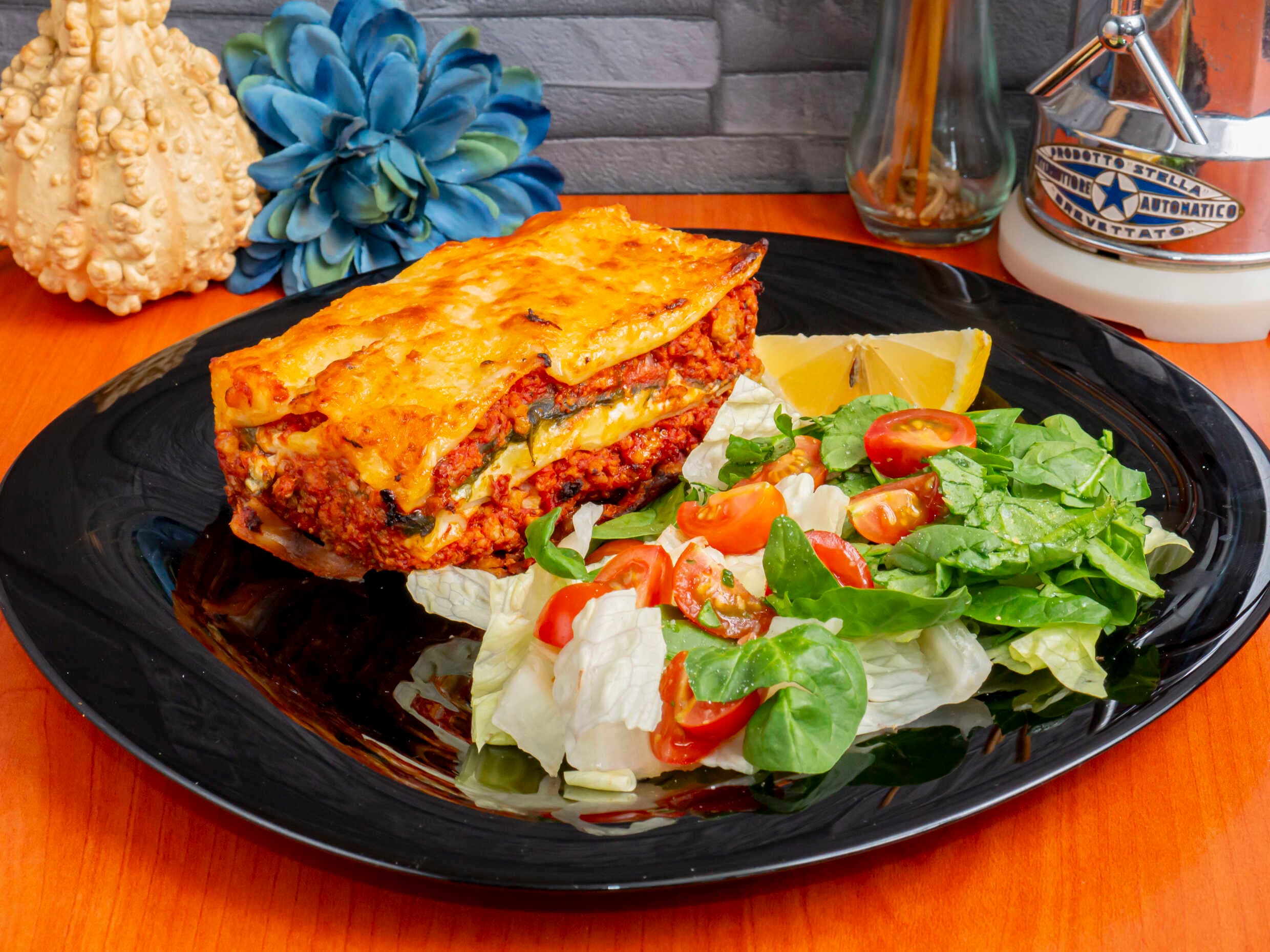 Lasagna de Res con Ensalada
