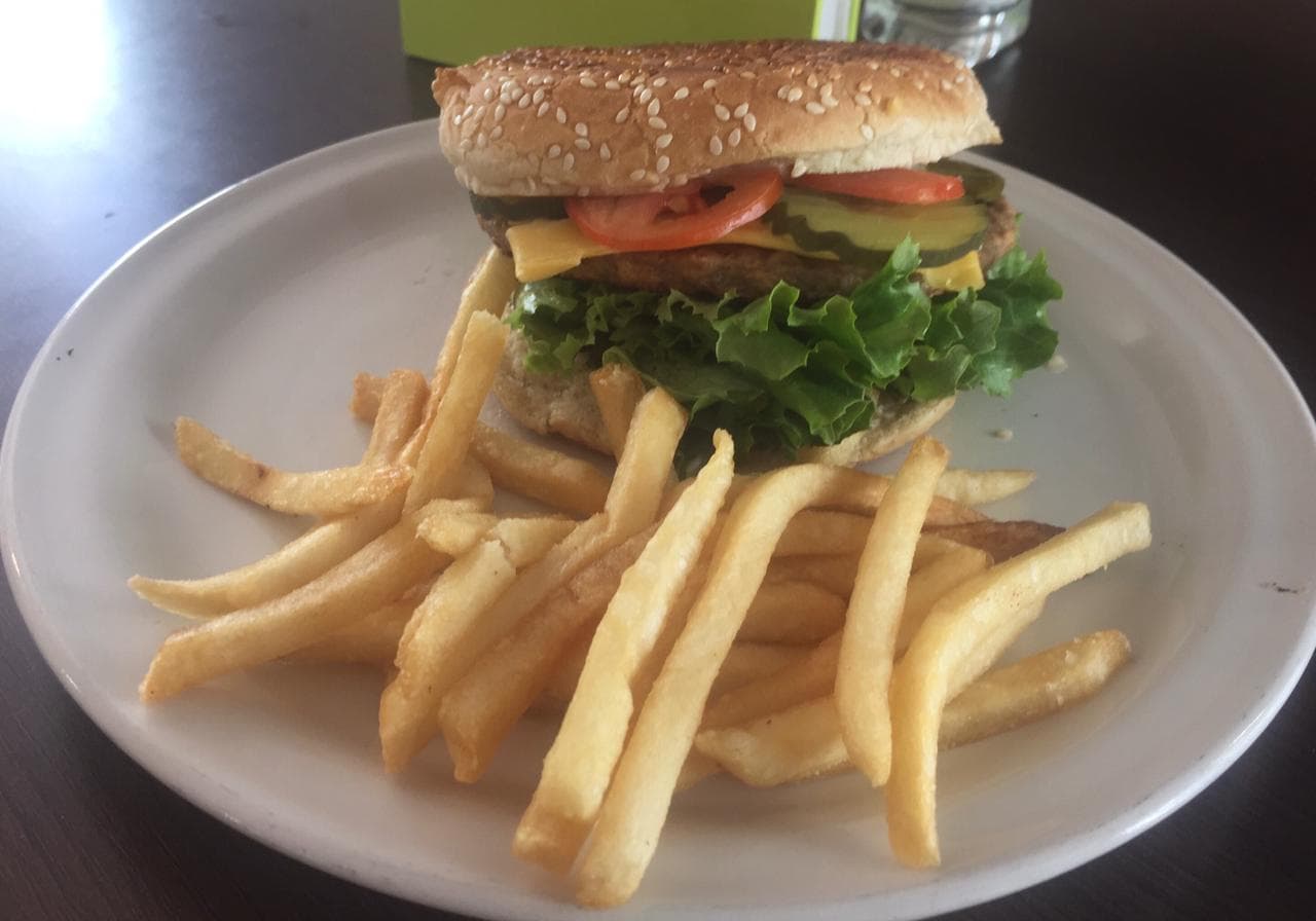 Hamburguesa de res con papas