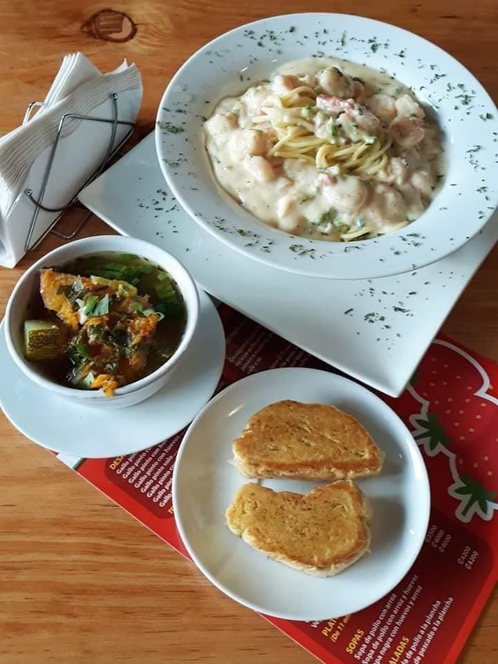 Spaghetti con Jamón, Pollo, Hongos en Salsa Blanca