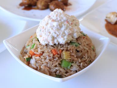 Yakimeshi Mixto con Salsa Tampico