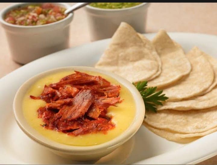 Queso fundido con carne al Pastor