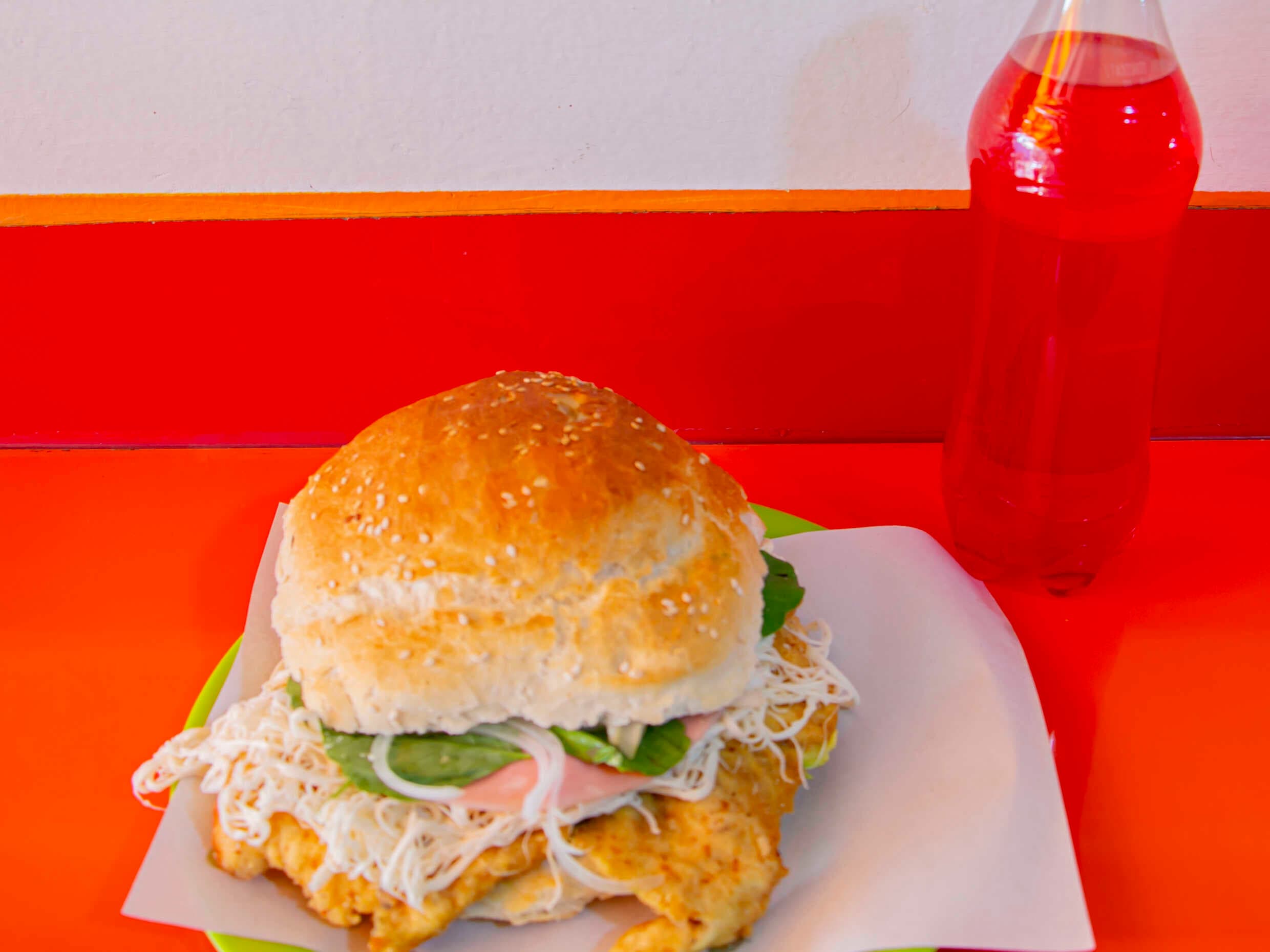 CEMITA DE MILANESA DE POLLO + AGUA DE FRUTA