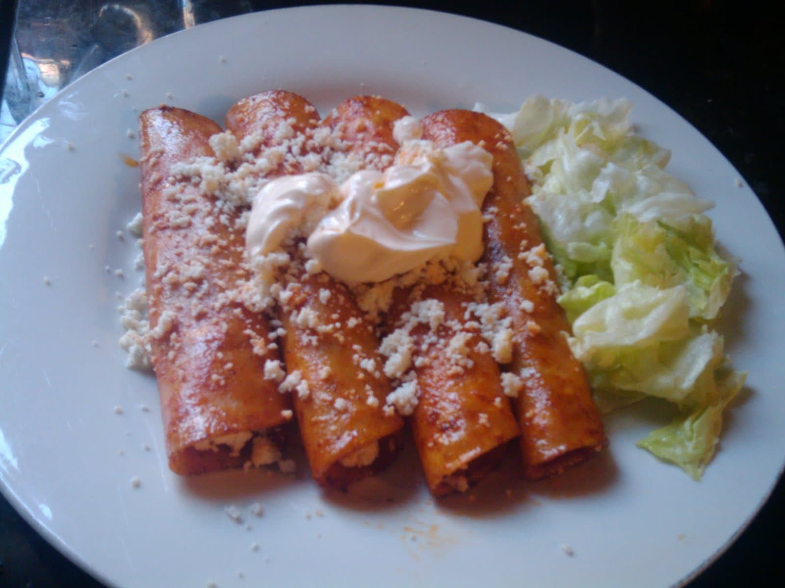 Enchiladas Rojas con Queso