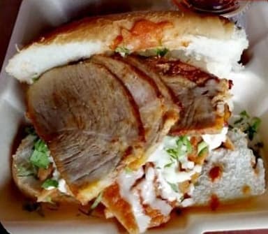 Chilaquilex con Pierna de Cerdo