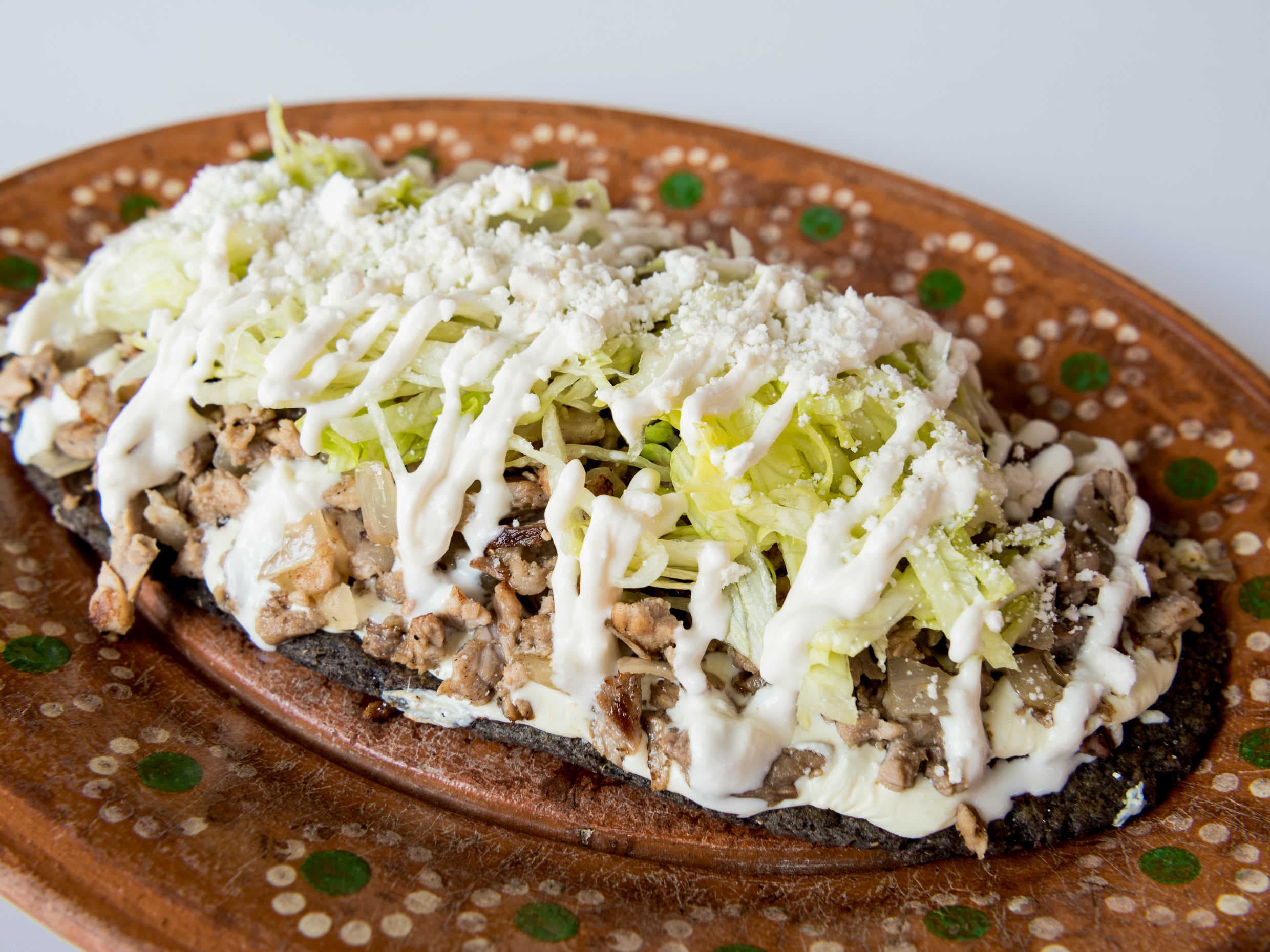 Huarache de Guisado.