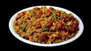 Arroz con Carne de Res Papas fritas y ensalada.