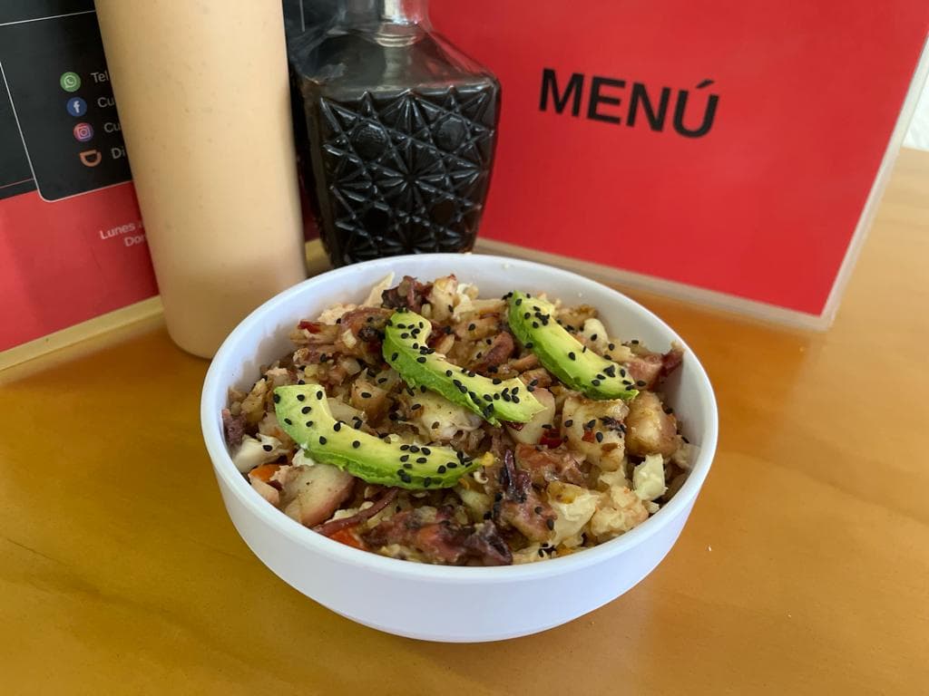 Yakimeshi de Mariscos al Ajillo