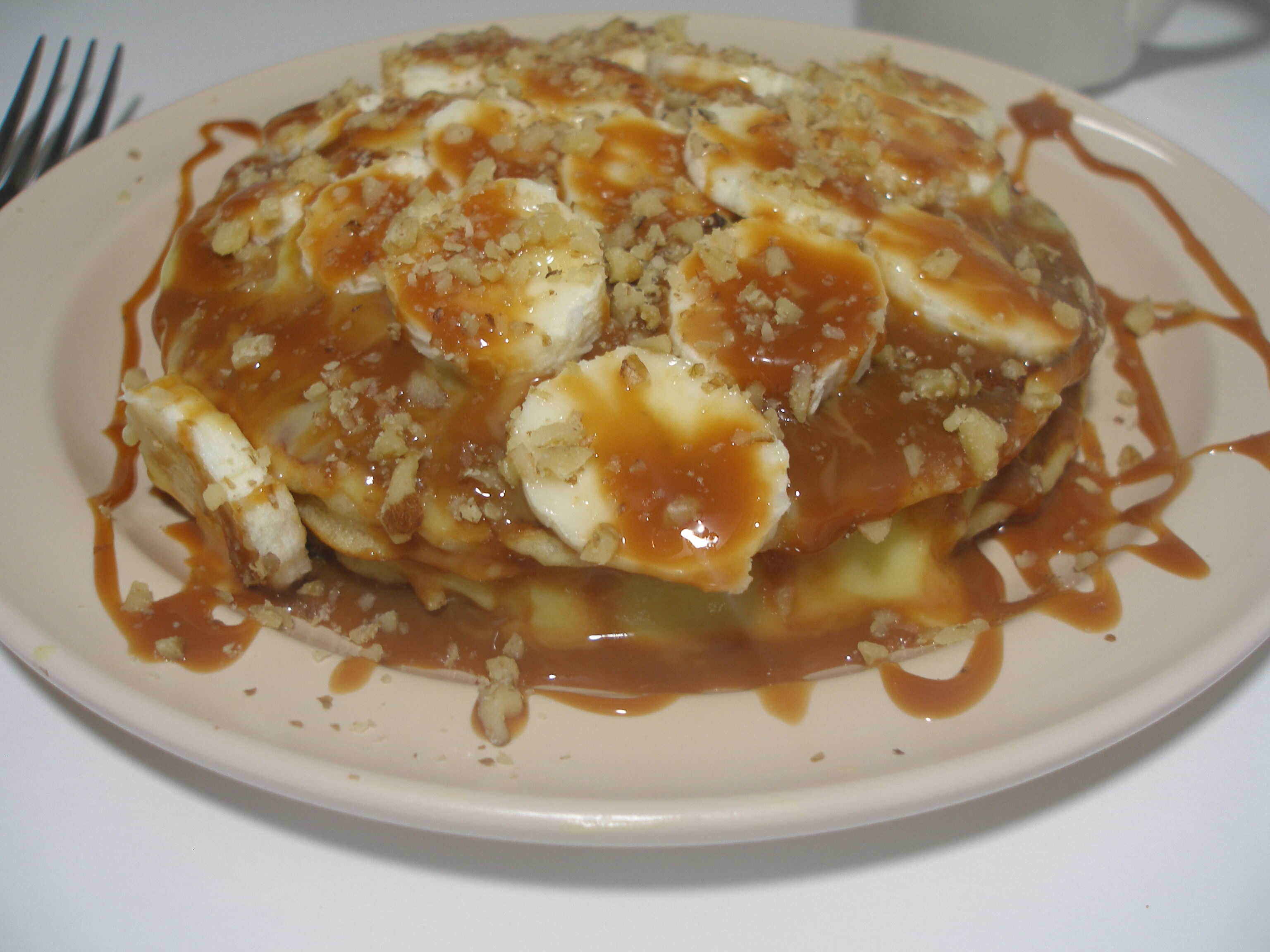 Hot Cakes con Plátano, Cajeta y Nuez