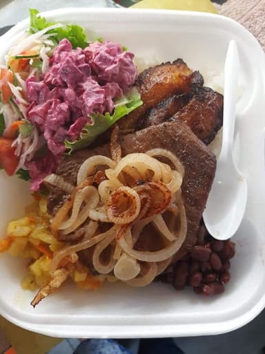 Chuleta Encebollada con Papas a la Francesa