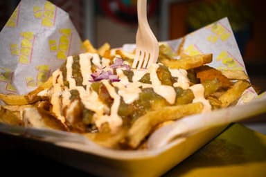 Poutine de Pollo Thai
