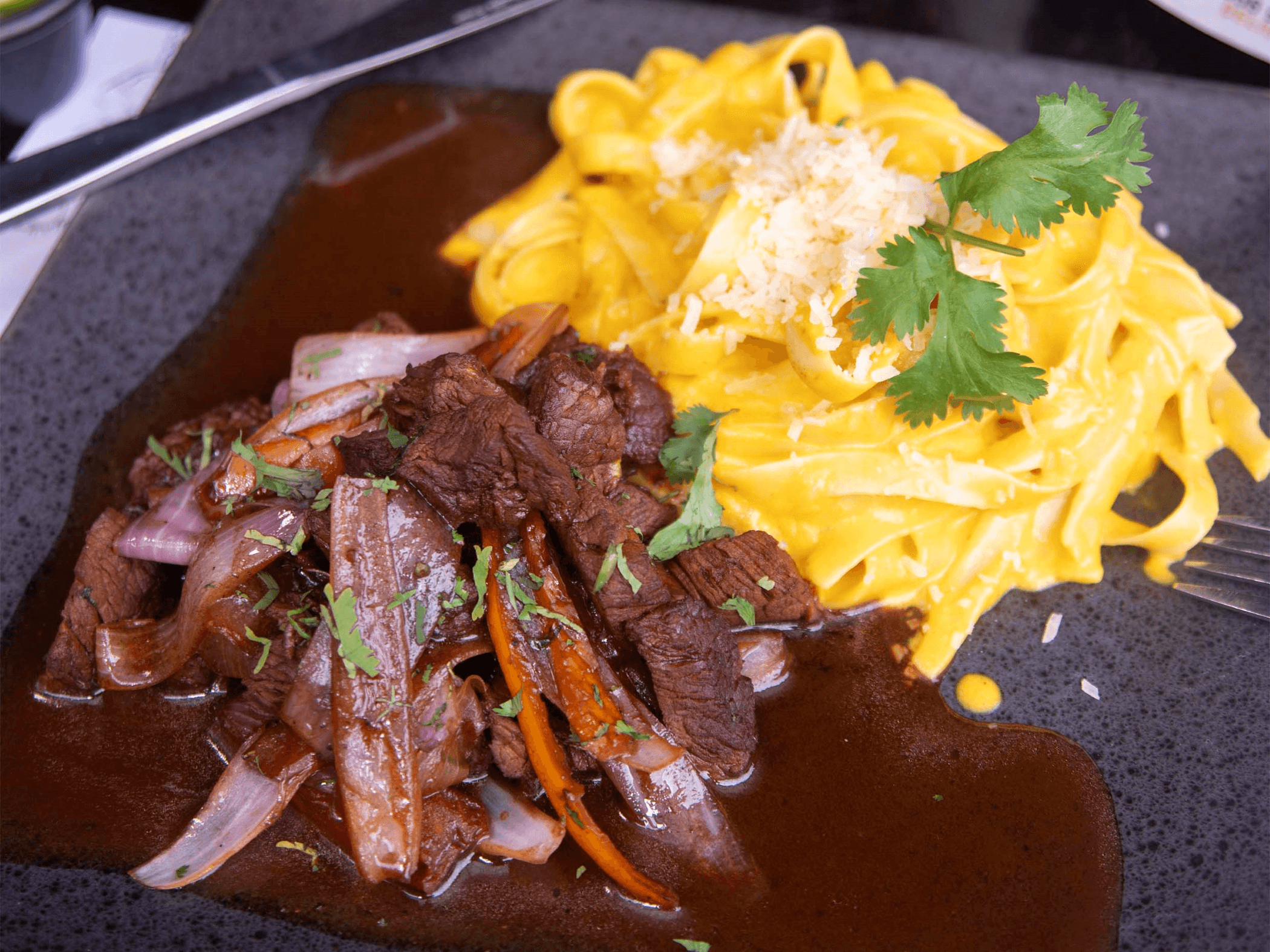 Fetuccini a la Huancaína con Lomo Saltado