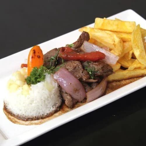LOMO SALTADO + BEBIDA DE 350 ML.