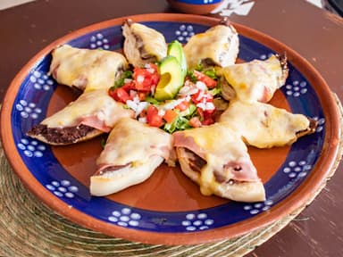 MOLLETES + BEBIDA GRATIS