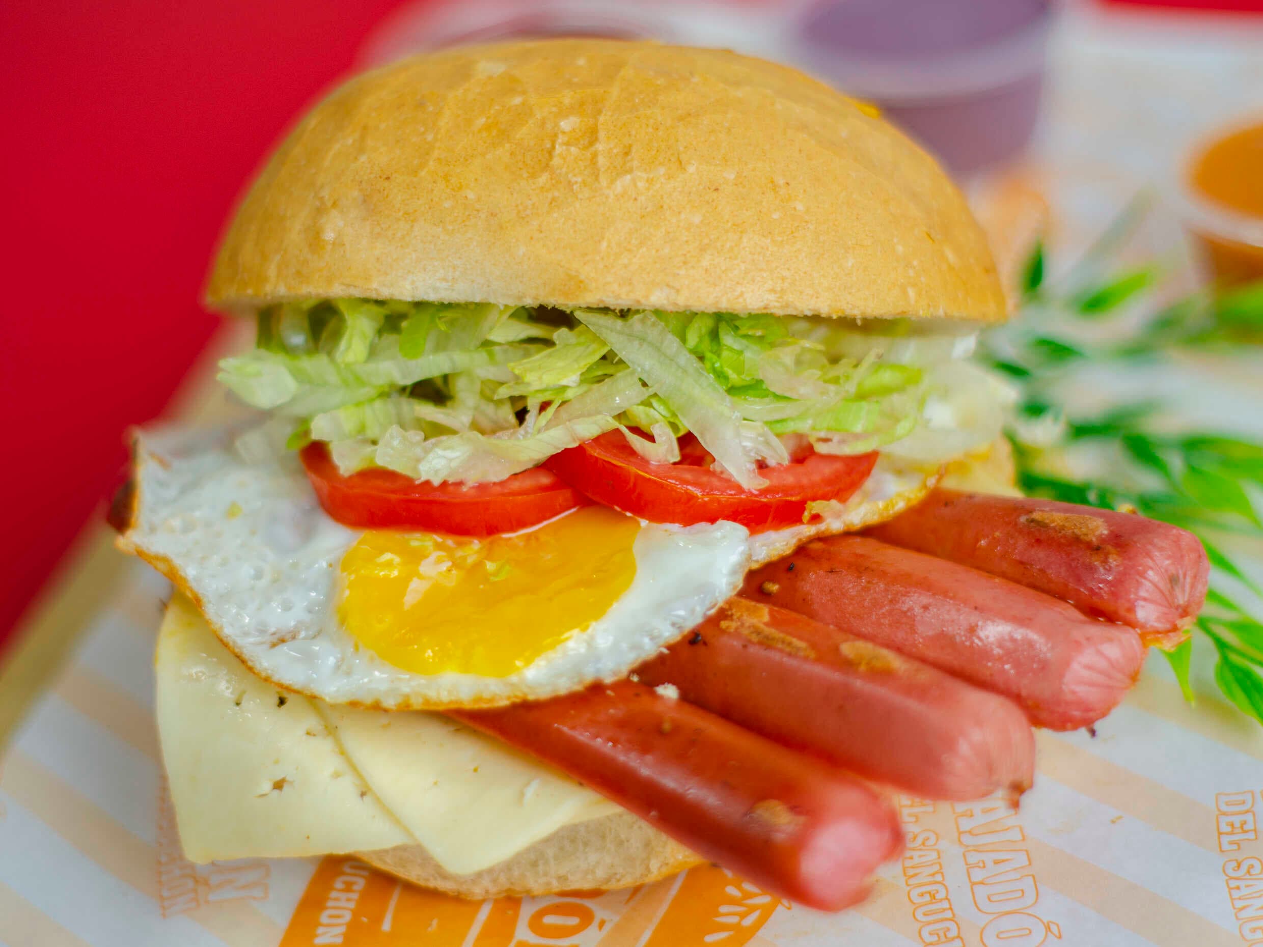 Sándwich de Hot Dog con 2 Quesos y 1 Huevo