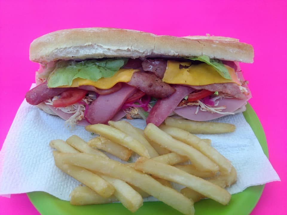 Tranca de jamón, queso y salchicha