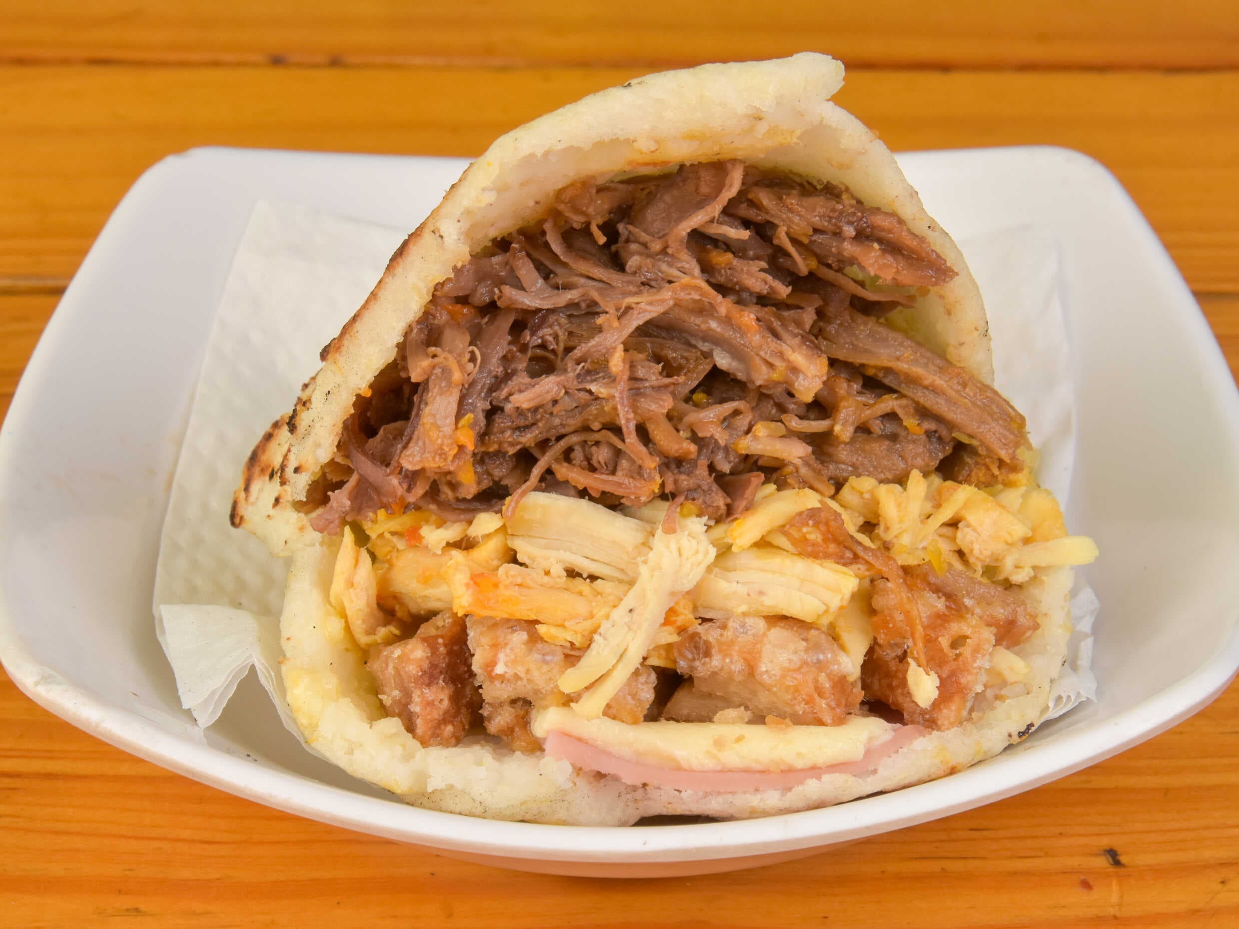 Combo Arepa con Todo Especial con Gaseosa