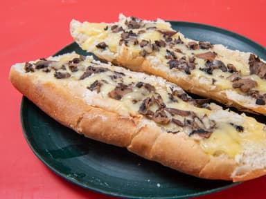 pan con ajo, queso y champiñones