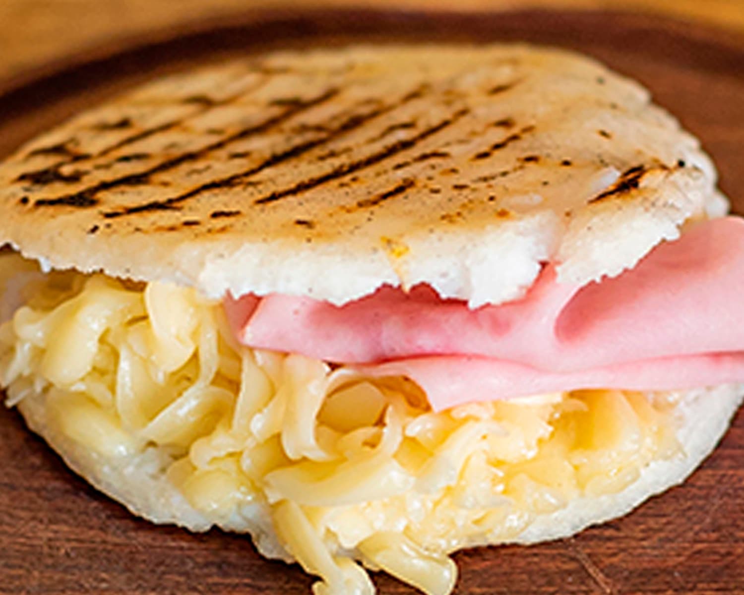 Arepa Jamón con Queso
