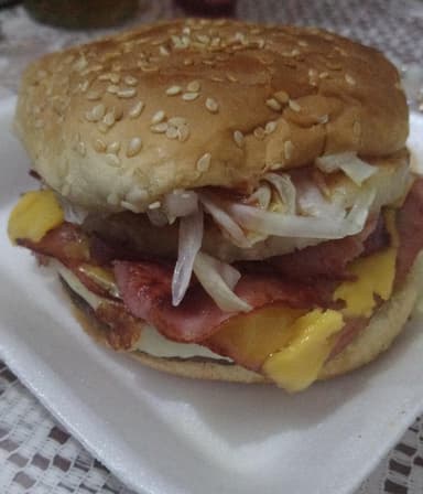 1 Hamburguesa Sencilla con Piña + 1 Hot dog con Qu