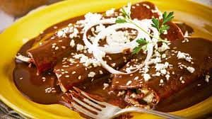 Enmoladas Rojas Rellenas de Pollo