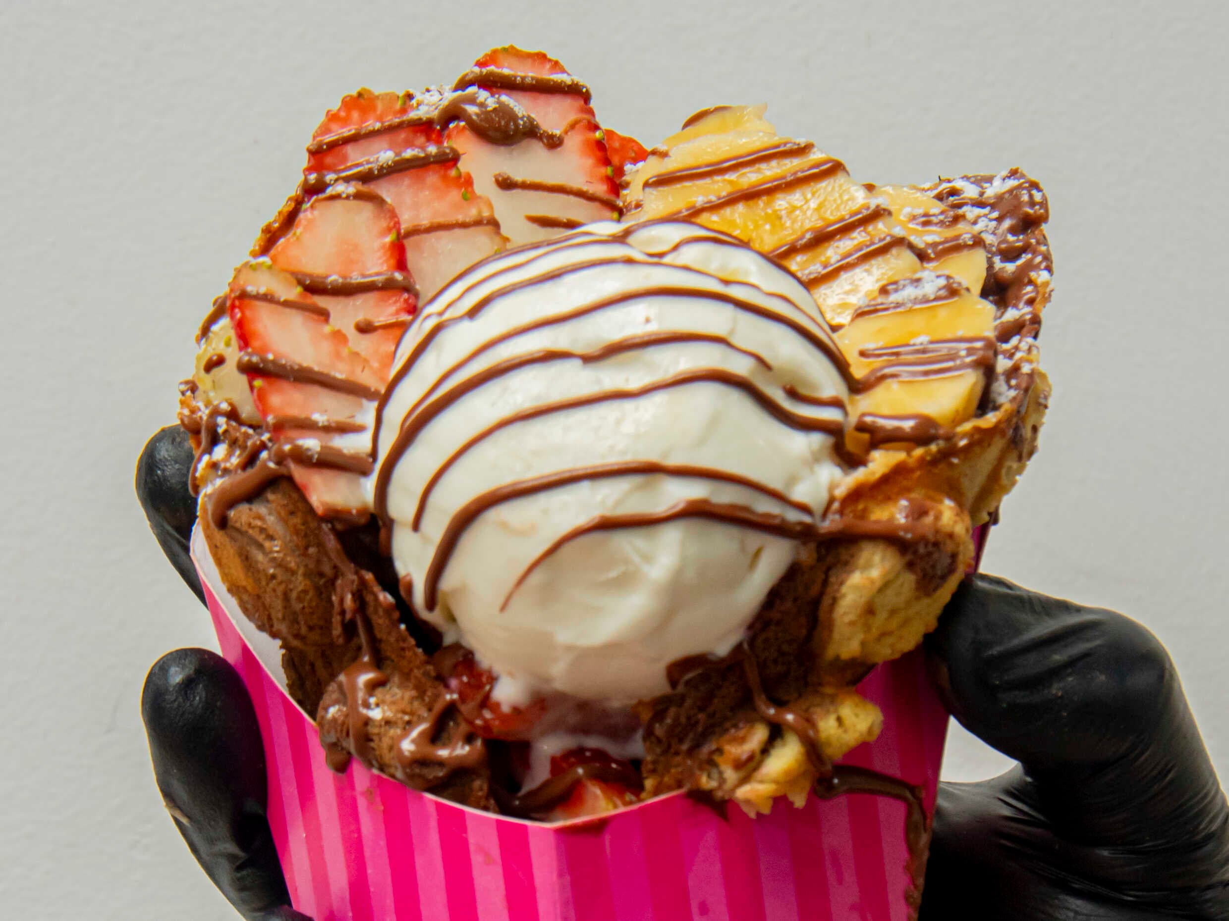 Waffle con Nutella, fruta y helado