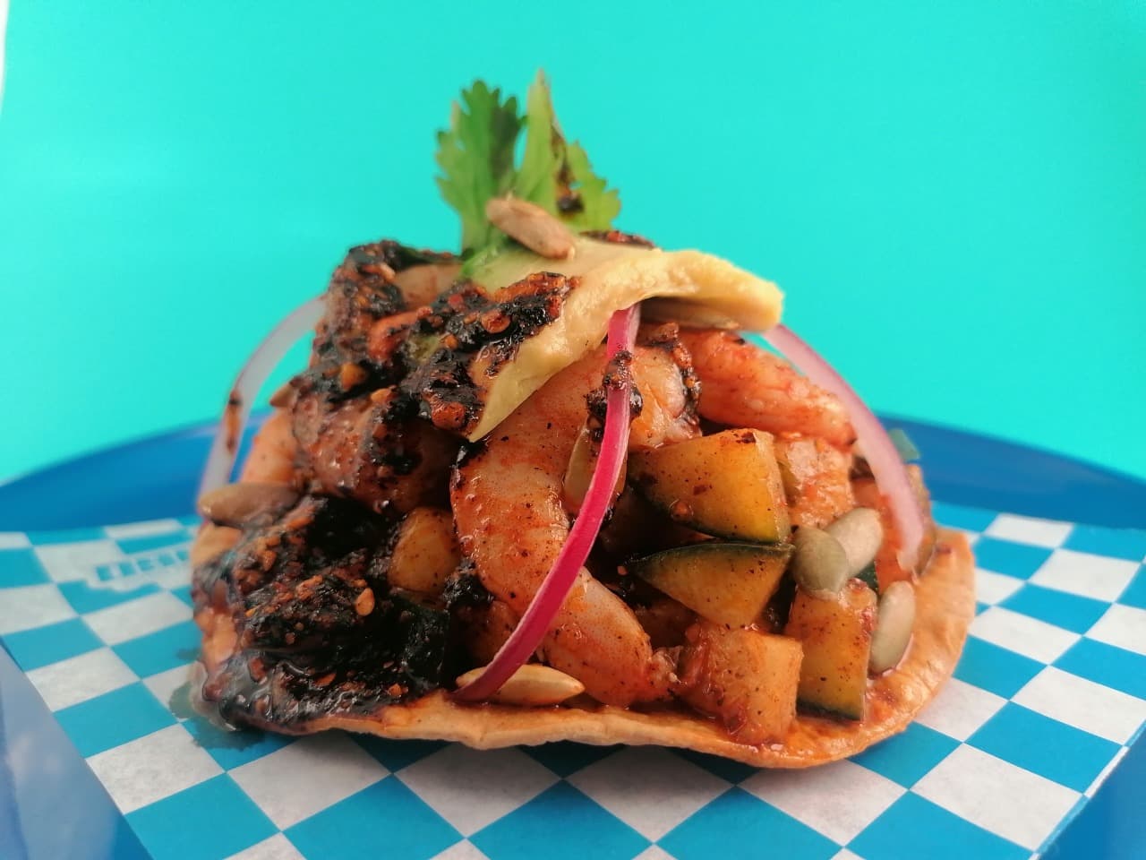 TOSTADA DE CAMARON CON SALSA MACHA