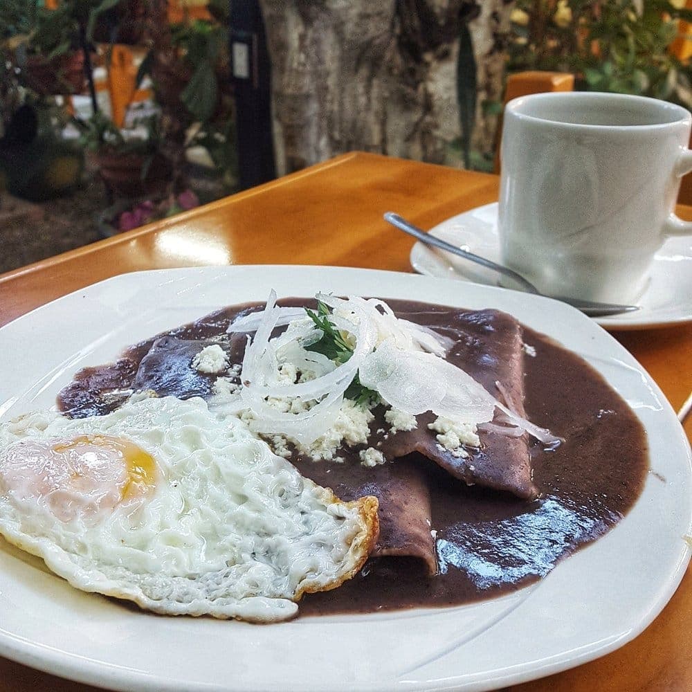 Enfrijoladas con Huevos