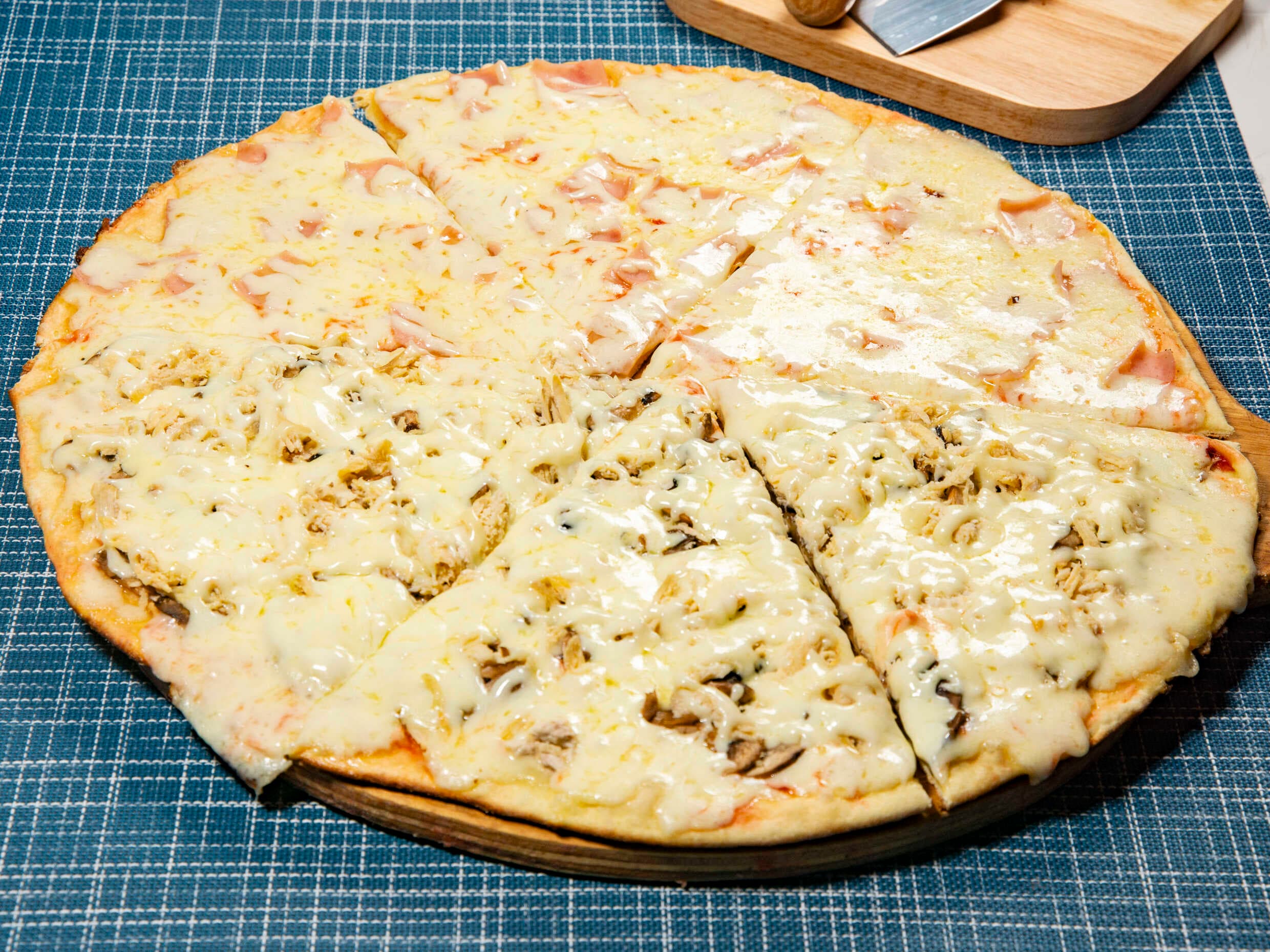 Pizza Jamón y Pollo Caja 35 X 35