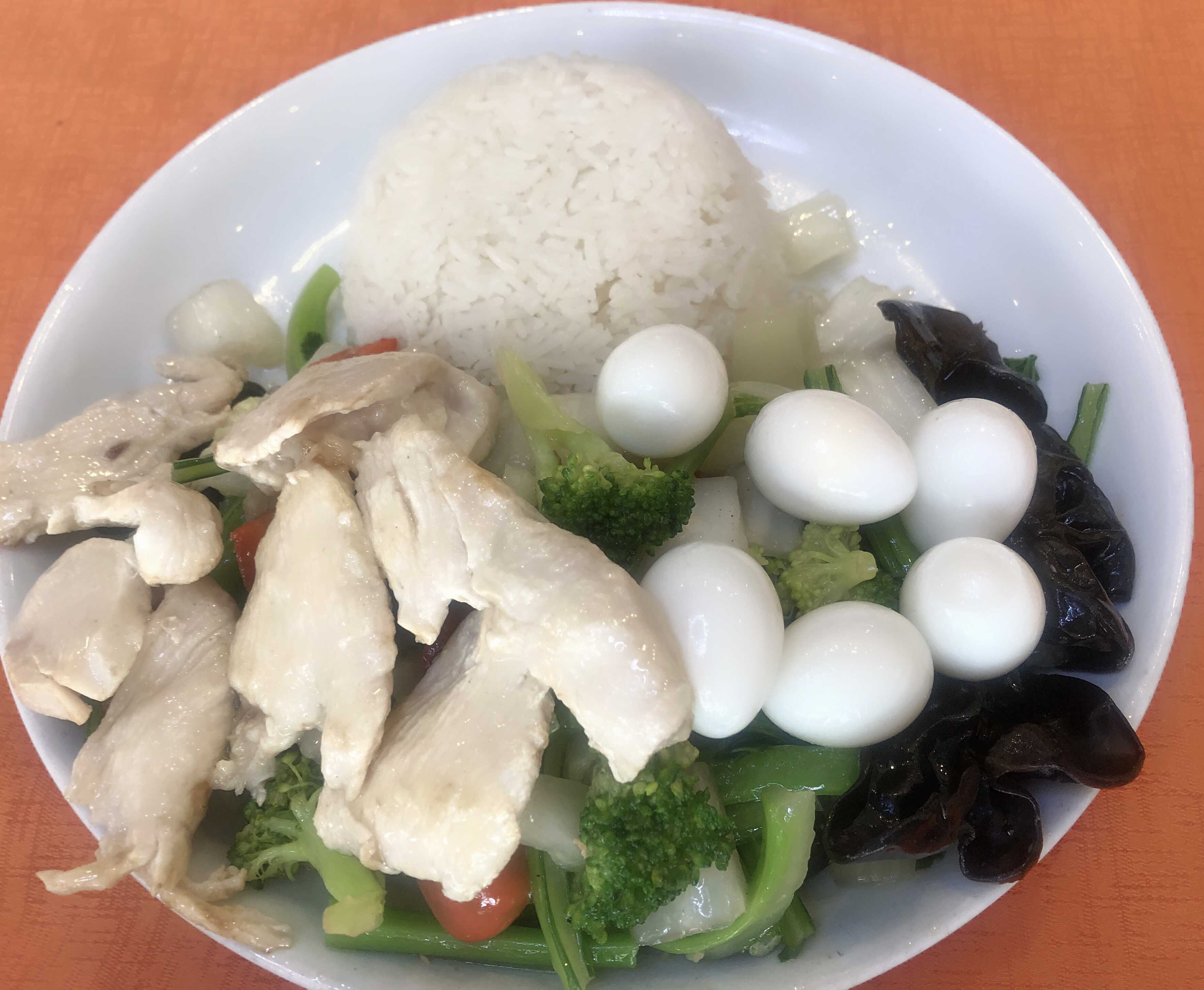 Pollo con Huevo de Codorniz más Chaufa